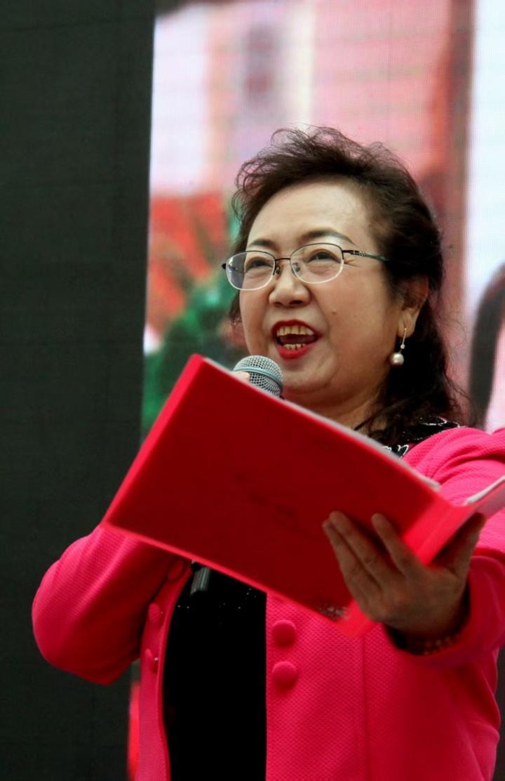 何孟梅为阿吉泰写诗《脊髓上的天鹅湖》（第6首）