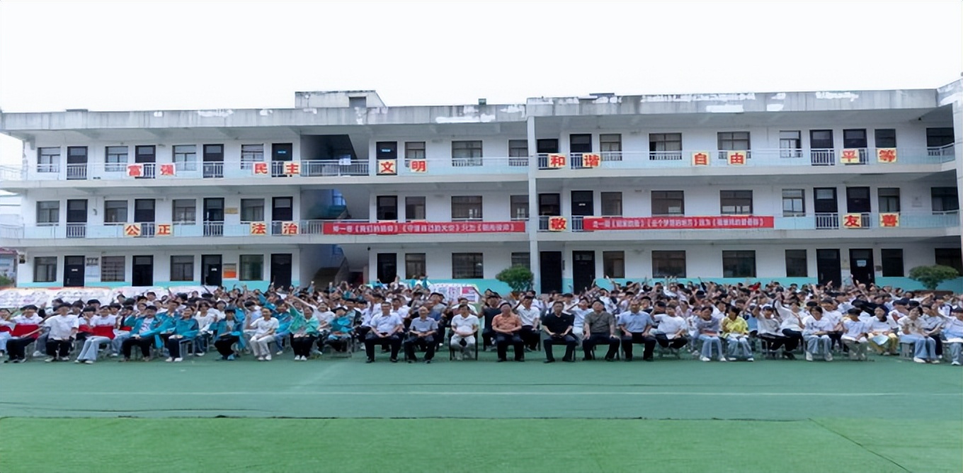 与师生共话初心，用乡音共寄未来  ——军旅诗人、作家王军与母校师生共叙读书成长