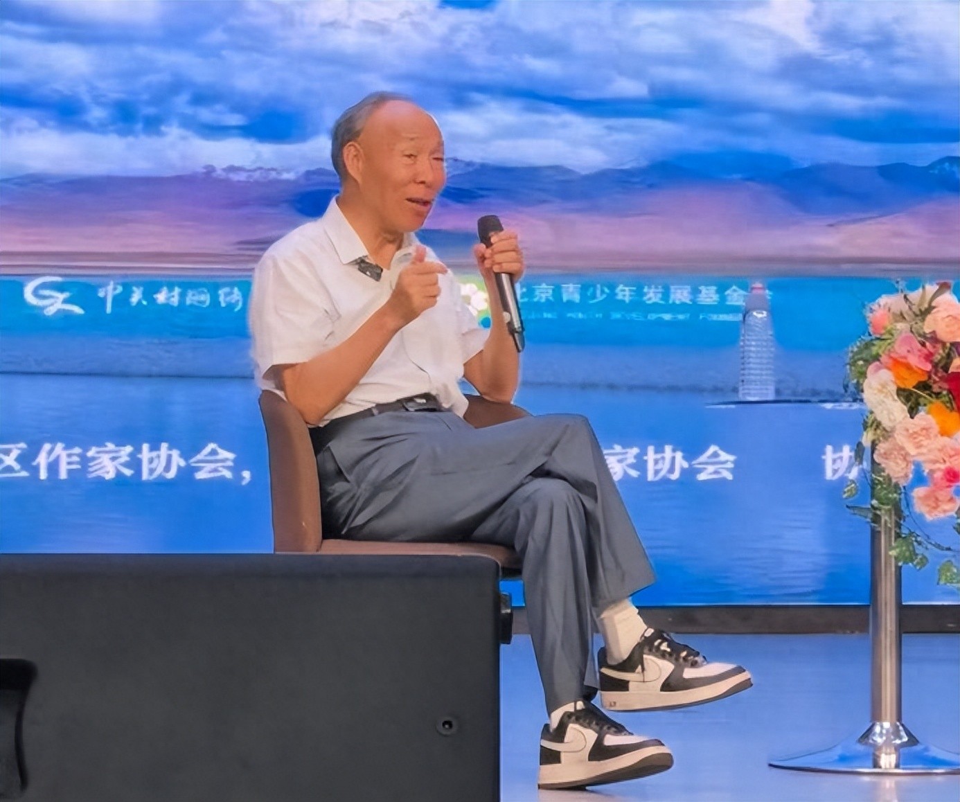 脚步铿锵在海淀作家大讲堂——听白庚胜先生“深耕文化大地”讲座感怀