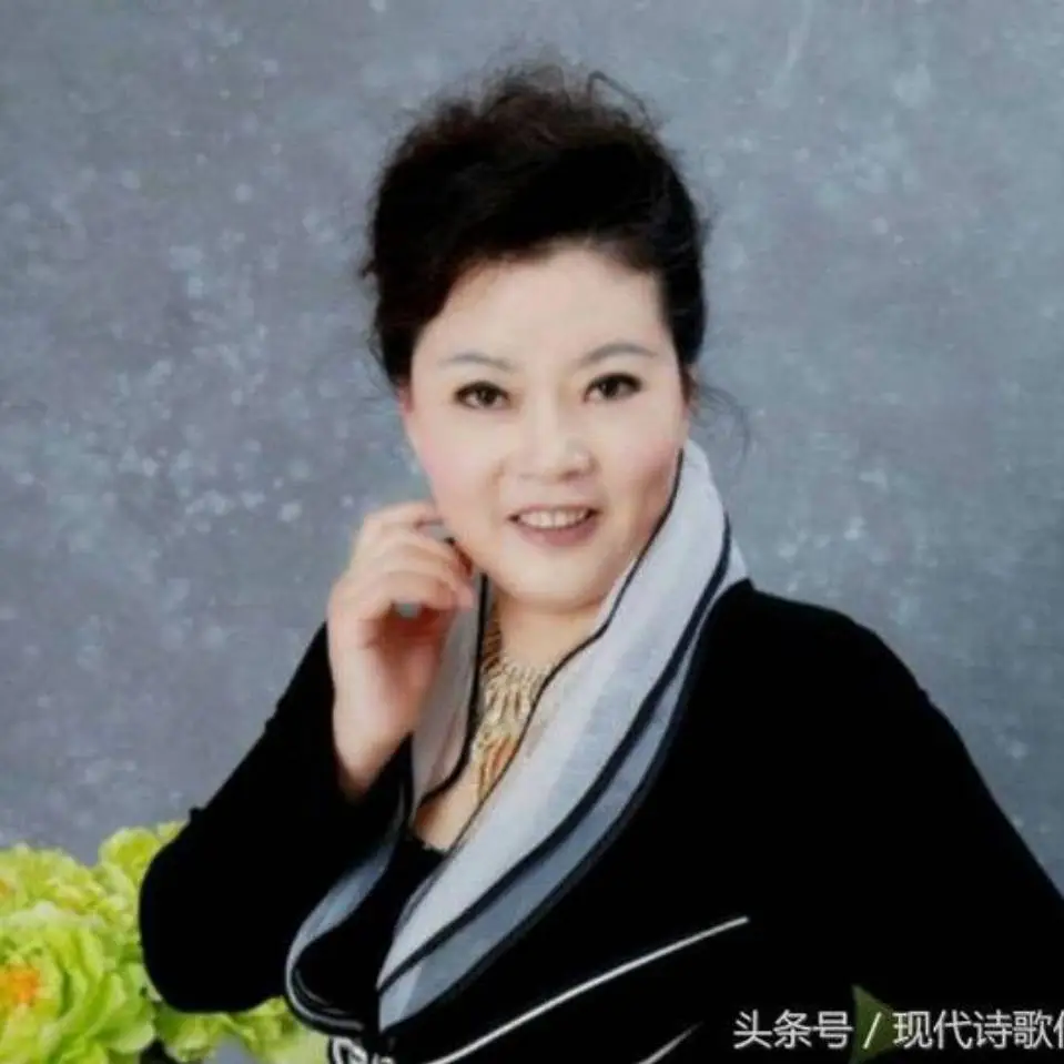 首届邮轮国际文化艺术节暨诗人何孟梅海上朗诵会圆满举行